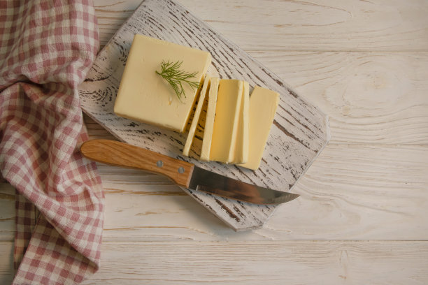 木制背景上的黄油图片下载