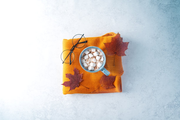 秋躺在床上，铺着毯子，吃着热巧克力和蛋糕图片下载