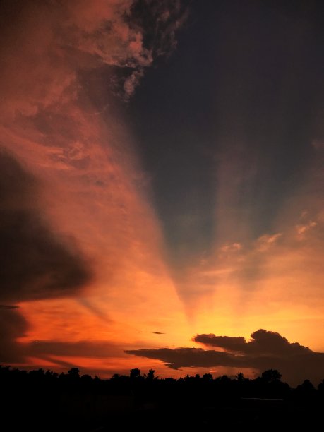 血腥的云图片下载