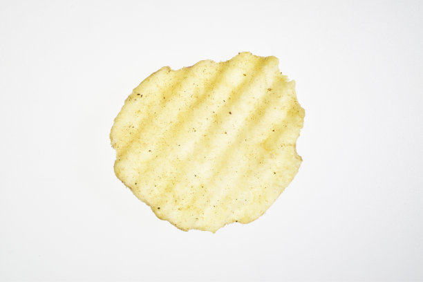 单一马铃薯片孤立在白色背景图片下载