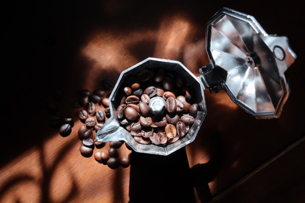 俯视图咖啡豆在意大利咖啡机图片下载