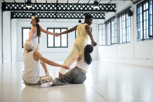 四位艺术家进行艺术表演图片下载