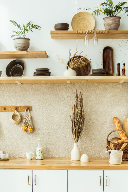 零浪费厨房内部细节。木制货架上有不同的食品和生态板块图片下载