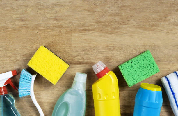 套各种清洁用品木制背景与复制空间，俯视图图片下载