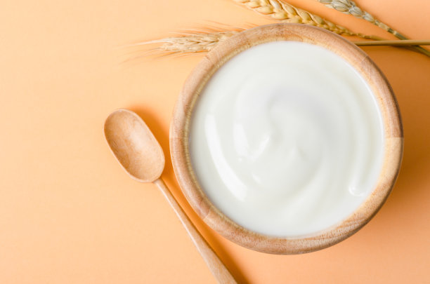 木碗里的希腊酸奶和干大麦图片下载