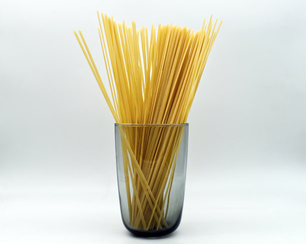 生意大利面条在一个透明显示孤立在白色背景图片下载