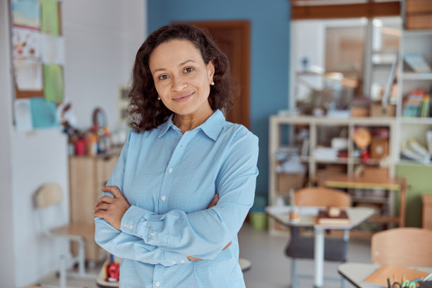 年轻美丽微笑的专业非裔美国教师肖像在学校教室图片下载
