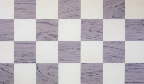 俯视图或平的老式棋盘显示美丽的图案在白色和紫色的正方形。它是用抽象背景的木质纹理重复几何图案。图片下载