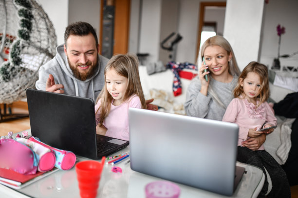 父亲教女儿电脑，母亲在家教智能手机图片下载