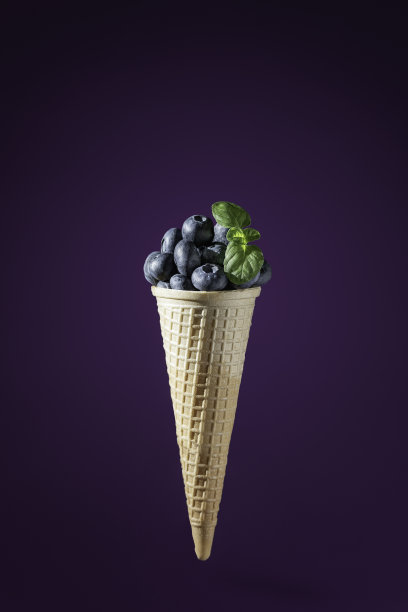 紫色背景上的蓝莓图片下载