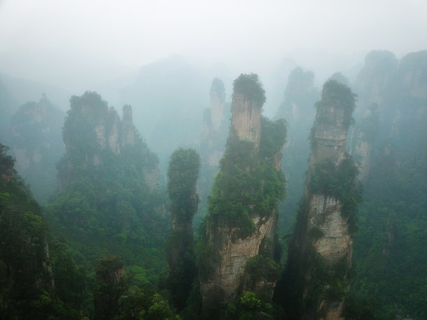 张家界国家公园鸟瞰图，农田建在山顶。图片下载