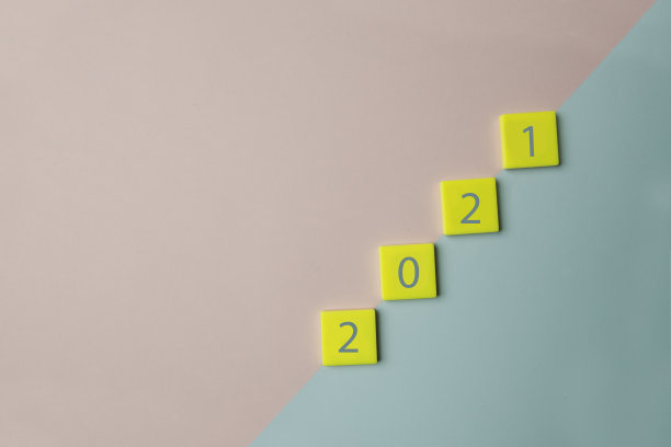 灰色背景下的玩具块特写镜头图片下载