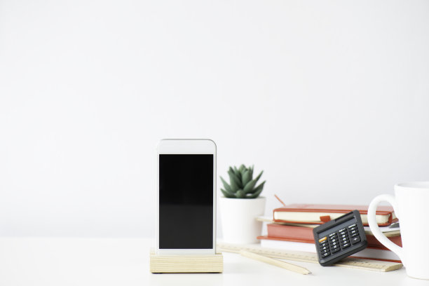 办公室桌上的手机图片下载