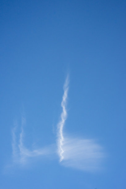 云在蓝色的天空背景和纹理在明亮的晴天图片下载