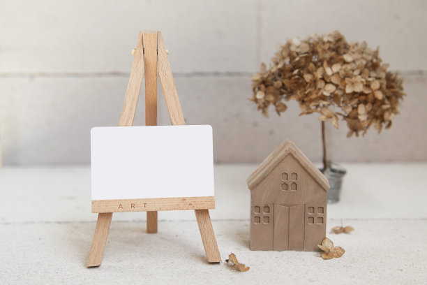 画架与空白，混凝土或石膏房子，干花。混凝土装饰风格。石膏工艺的想法。现代环保家居装饰。本空间图片下载