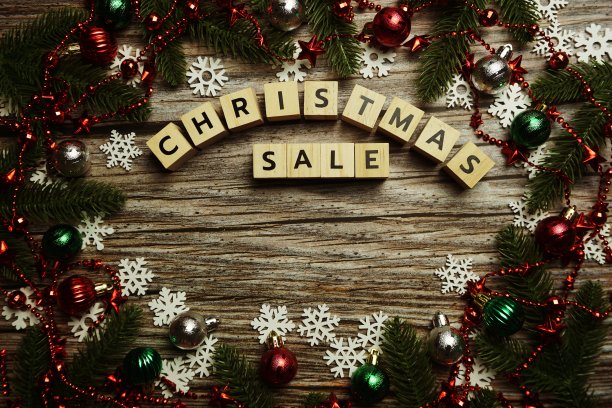圣诞节销售字母字母在木制立方体与圣诞节装饰背景图片下载