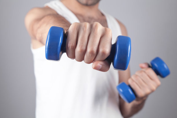 白人男子拿着蓝色哑铃。图片下载