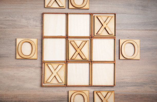 木制的X, O游戏背景。图片下载