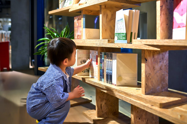 一个男孩选书图片下载