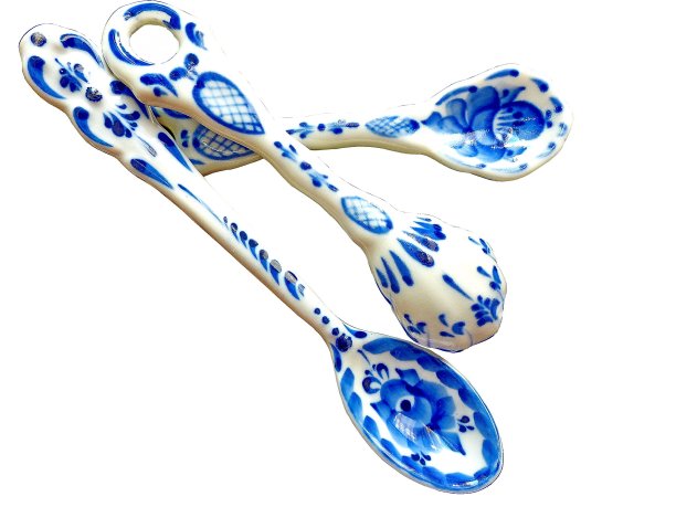 茶匙。俄罗斯传统Gzhel风格的餐具，白色背景，孤立。俄罗斯民间陶瓷工艺和生产瓷器，是俄罗斯民间绘画的一种。图片下载