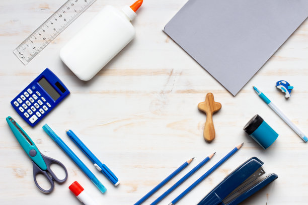 白色木头上有小十字架的学校用品框架图片下载