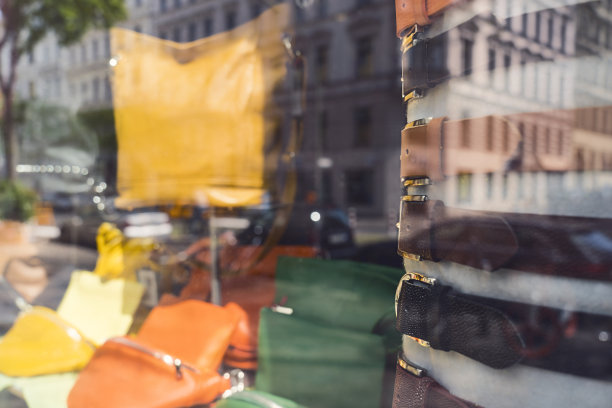 挂着皮带的商店橱窗里的街道倒影图片下载