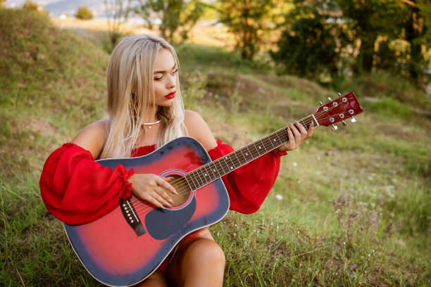公园里弹吉他的美女图片下载