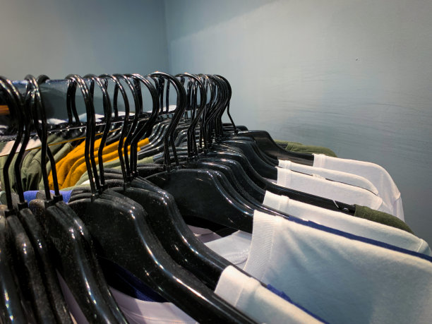 近距离观察许多衣架与各种各样的衣服。图片下载