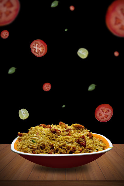 自制辣鸡炒饭，番茄，柠檬和辣味在黑暗的背景下飞舞图片下载