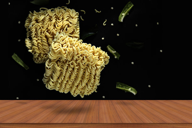 黑色背景下，青椒方便面飞舞图片下载