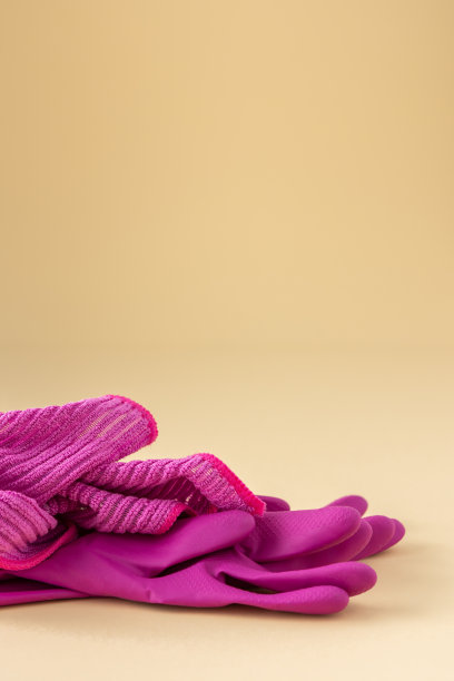 洗涤用超细纤维餐巾和橡胶手套图片下载