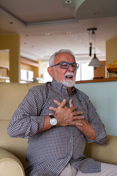 患有慢性心血管疾病的孤独老人在与难以忍受的疼痛作斗争时感到绝望。图片下载