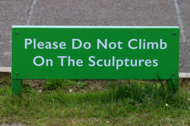 不要爬上游客停车场的雕塑标志图片下载