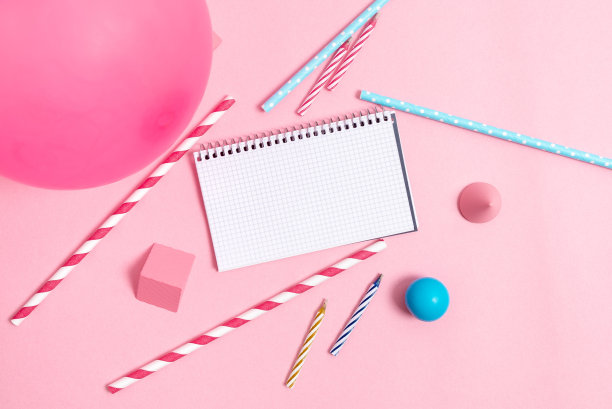 丰富多彩的派对邀请设计明亮的庆祝活动策划创意新的浮华装饰气球五彩纸屑蜡烛庆祝节日设计派对需要图片下载