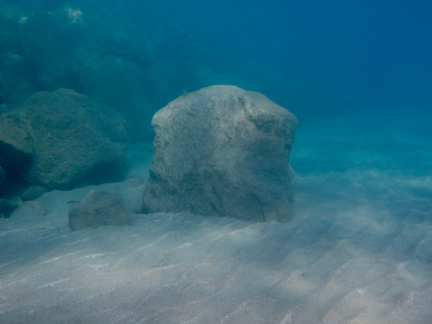 石头在水下图片下载