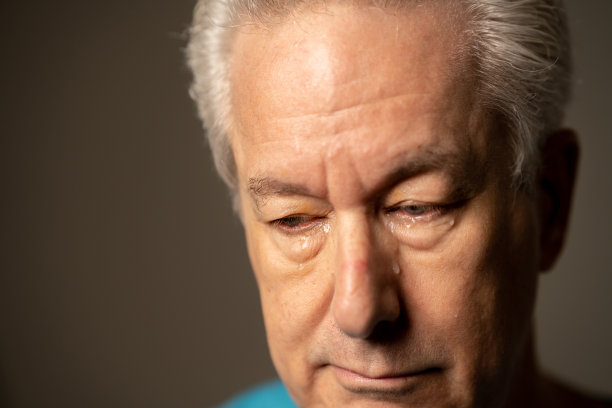 一个老人哭泣的特写照片图片下载