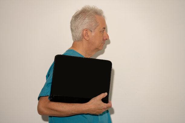 医生或护士的大头照挂在白墙上图片下载