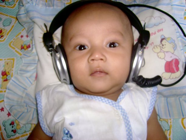 男婴戴着黑白色耳机图片下载