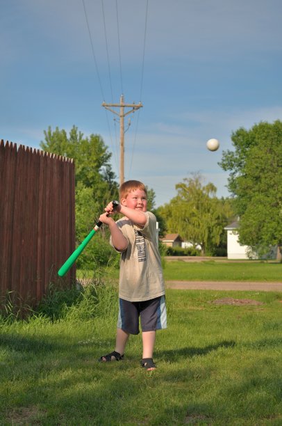 小男孩咬棒球图片下载