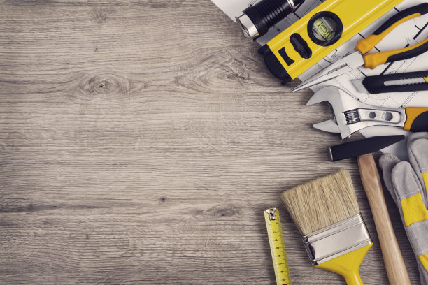 木制背景上的工作工具图片下载