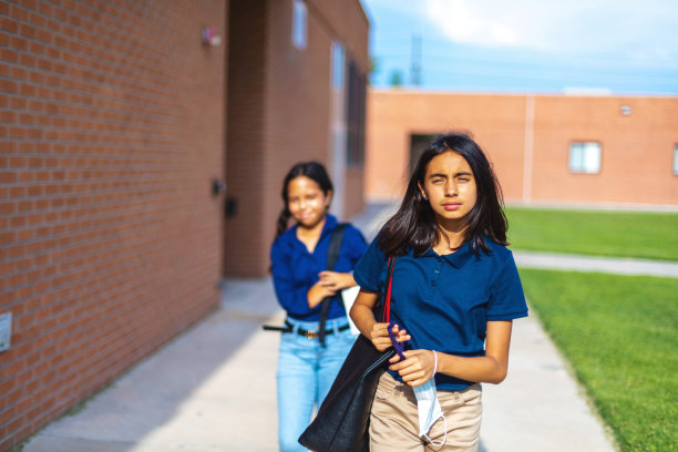 青春期前的女学生在学校的户外校园教育照片系列图片下载