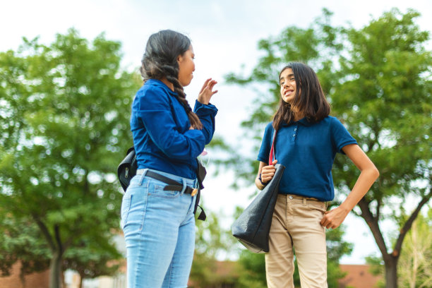 青春期前的女学生在学校的户外校园教育照片系列图片下载