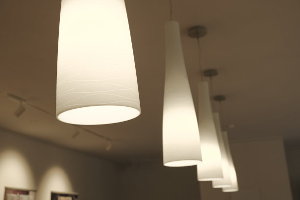 包括天花板上的吊灯特写。灯光和室内设计。办公室的灯图片下载