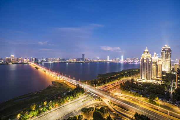 现代城市夜景，武汉，中国图片下载