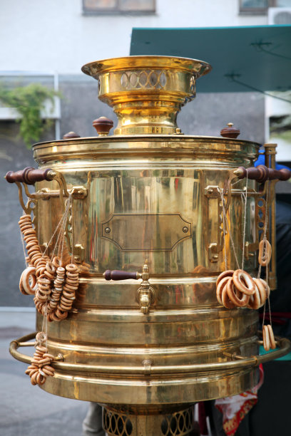 巨大的俄罗斯传统金茶壶，上面有一根绳子，上面挂着百吉饼图片下载