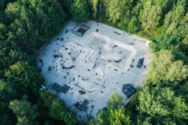 波兰西里西亚Sosnowiec的滑板公园，滑板障碍公园，轮滑和滑板，无人机照片视图图片下载