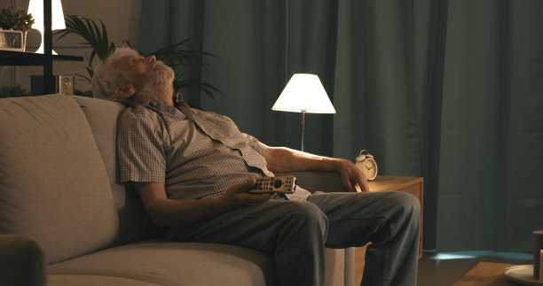 老人看电视时睡着了图片下载