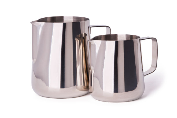 不锈钢牛奶罐(发泡壶)隔离在白色背景与剪切路径图片下载