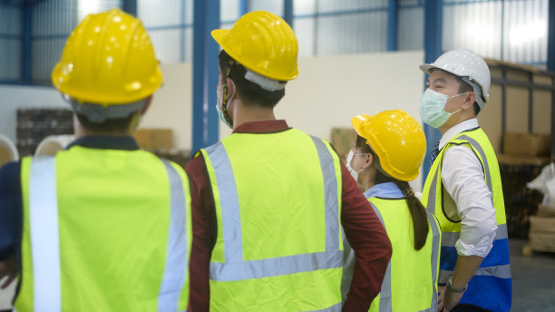 工程师们在仓库里戴着防护头盔图片下载