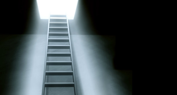 希望和灵性概念。从黑暗的地下室通向开门的台阶图片下载